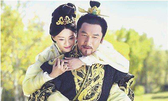 太后：男宠必须为我陪葬！大臣：不可！他与先王在地下相遇会尴尬