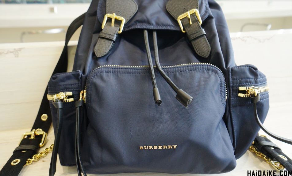 burberry军旅双肩包中号上身图,23年burberry包