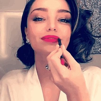 唐嫣粉唇,唐嫣鸭舌帽大红唇