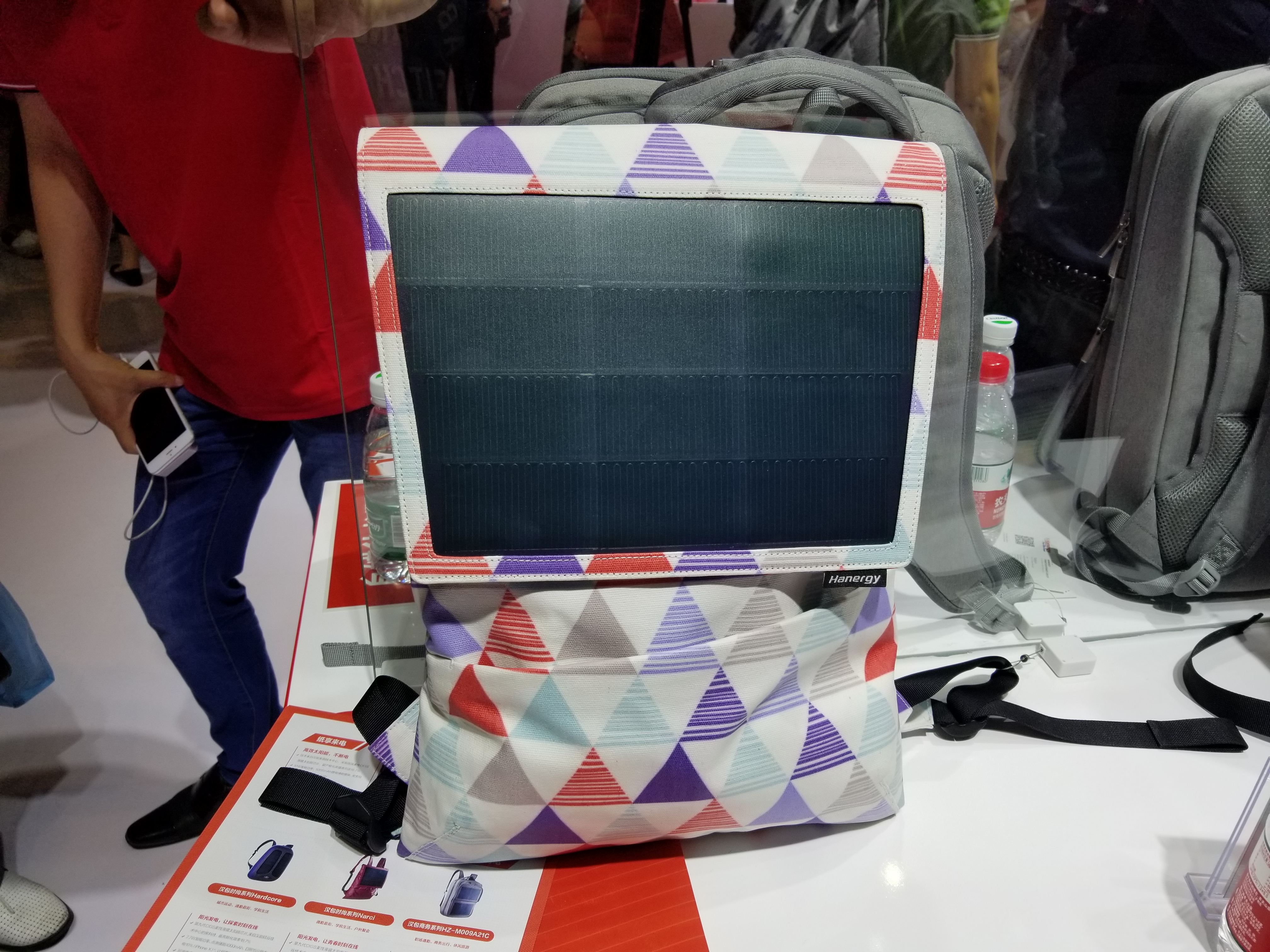 走到哪里都有电都有网的充电宝,solarcharger太阳能充电宝