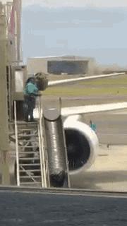 坐飞机时托运的行李都经历了什么,飞机行李托运经历了什么