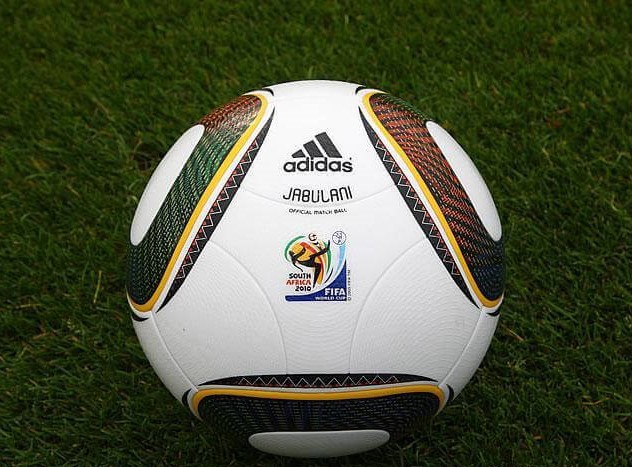 足球是越光滑越好听吗,足球越硬踢得越远吗