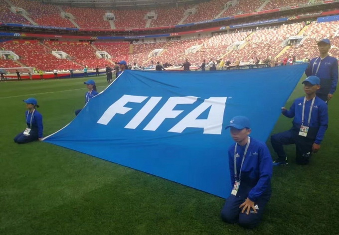 开幕式奏唱国歌,开幕式上竖中指