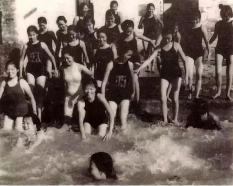 穿比基尼的中国姑娘:姐穿的是自由