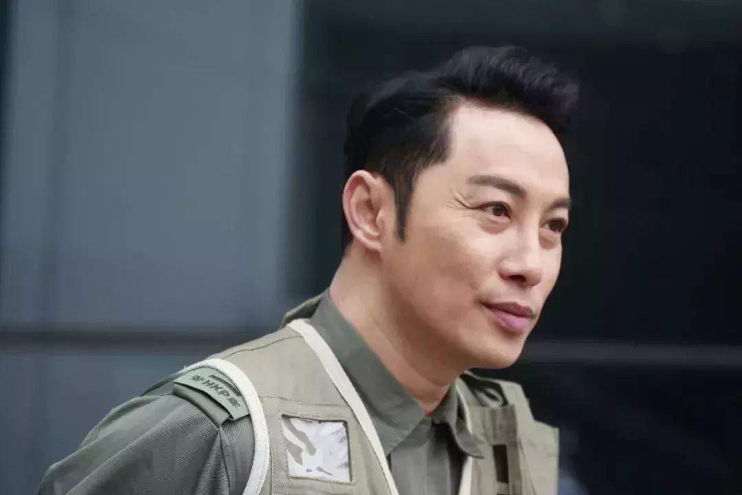 感谢tony老师拯救了一下我的发型,tony老师自己的头发怎么剪