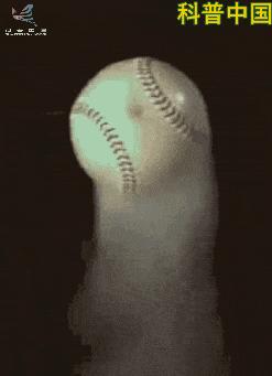 足球越硬踢得越远吗,足球越圆越光滑越好踢