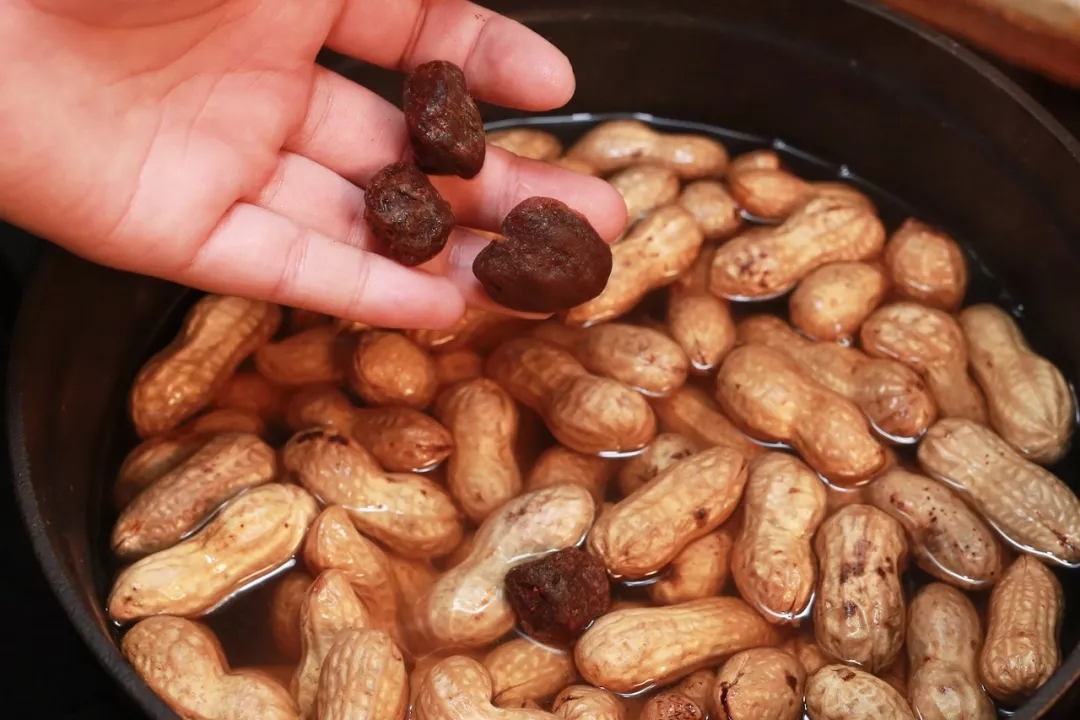 话梅花生里的话梅,花生和巧克力的碰撞