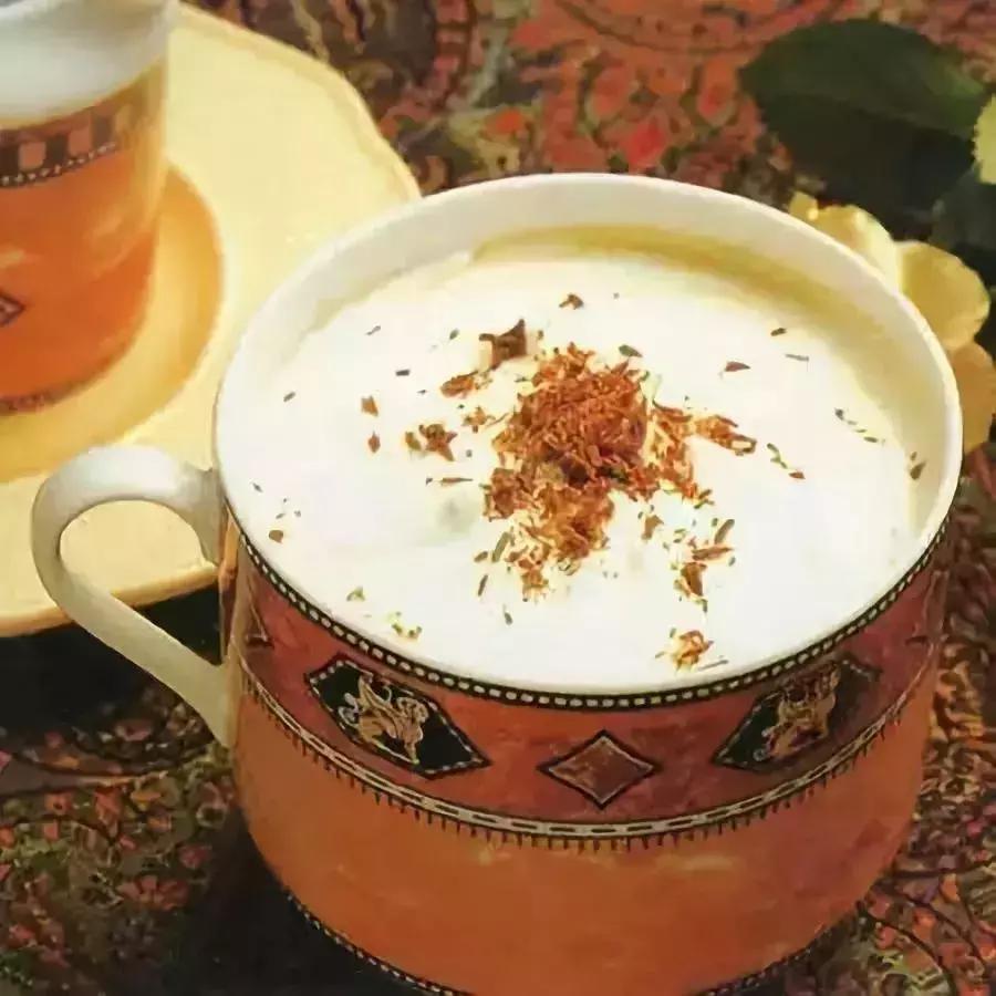 看球和看球两不误,看球喝茶两不误