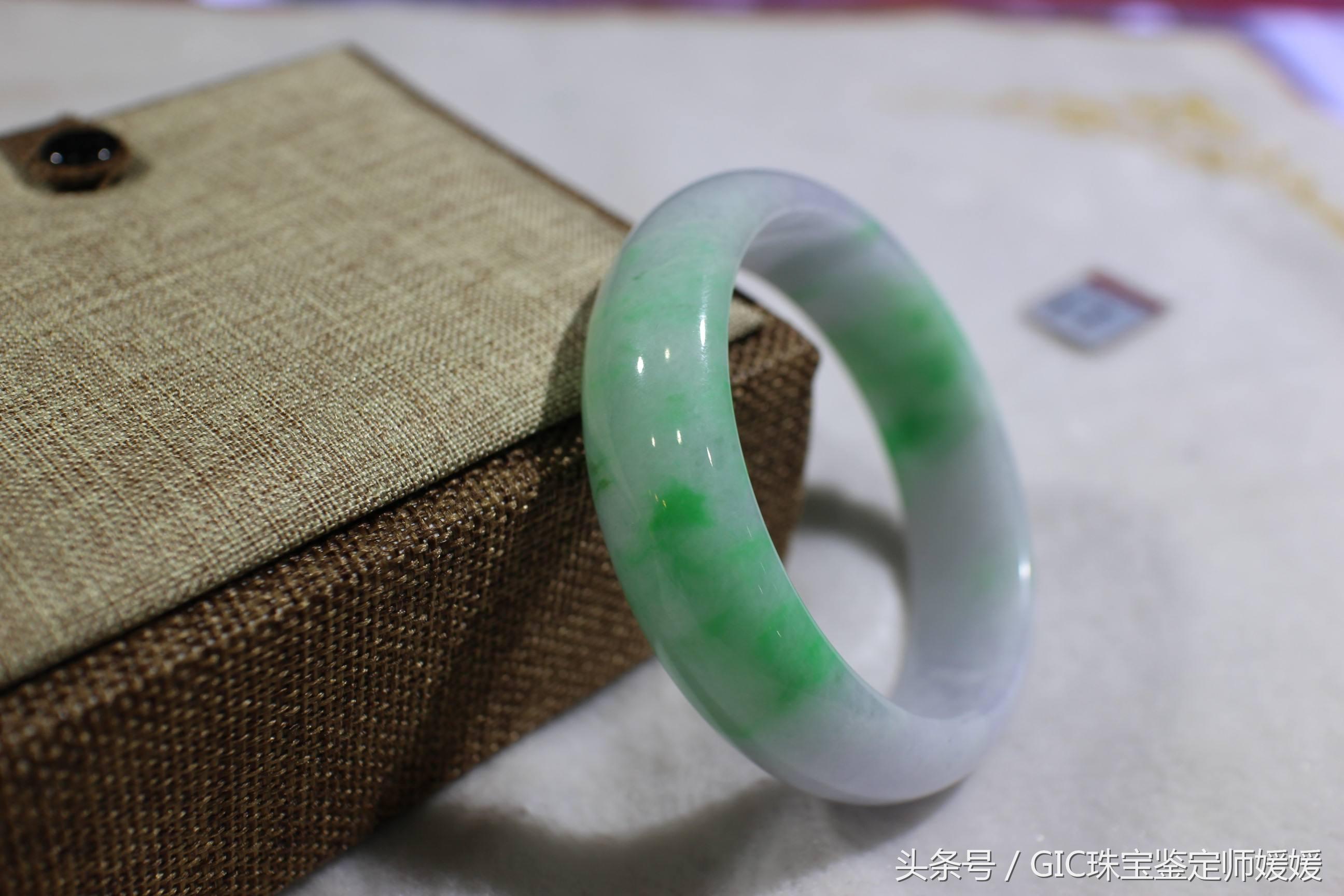 不同玉镯的档次和价格对照表,不同品质翡翠手镯的价格