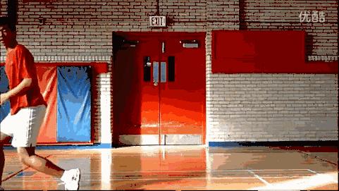 羽毛球怎么让自己的步伐干净有力,羽毛球启动步伐如何自己在家训练