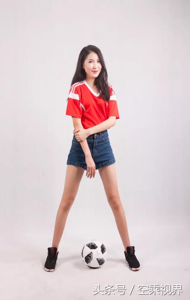 空乘变身秀,空姐化身足球宝贝