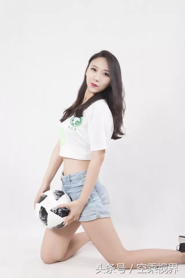 空乘变身秀,空姐化身足球宝贝