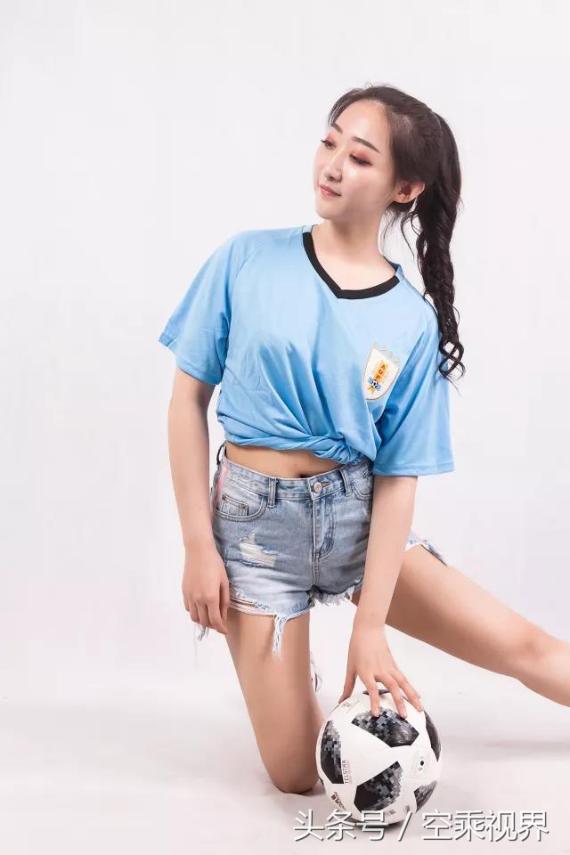 空乘变身秀,空姐化身足球宝贝