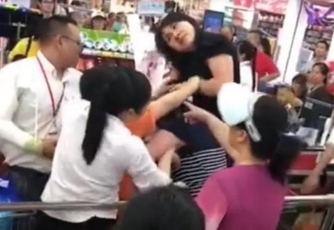 超市两名女员工打架,超市两名女人打架