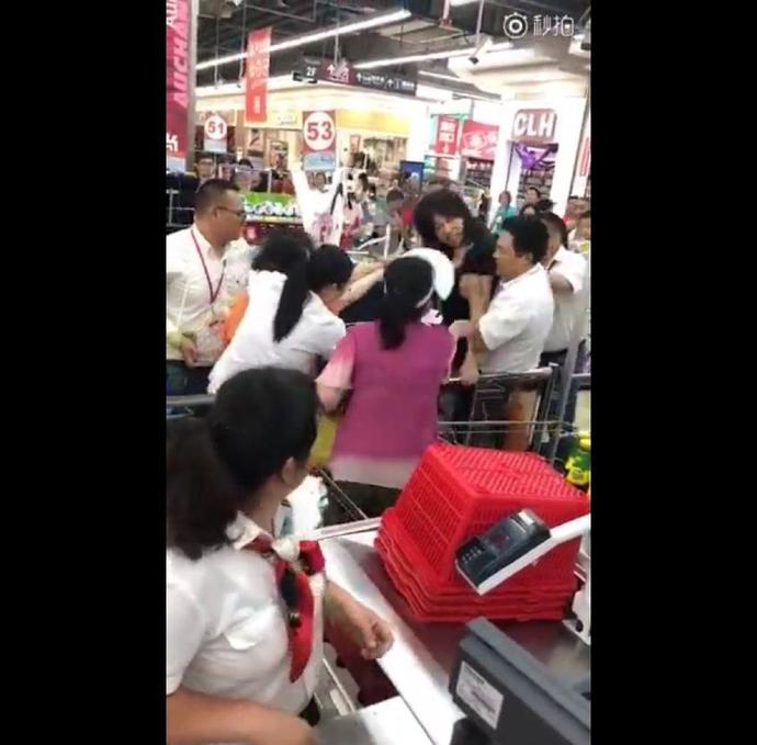 超市两名女员工打架,超市两名女人打架