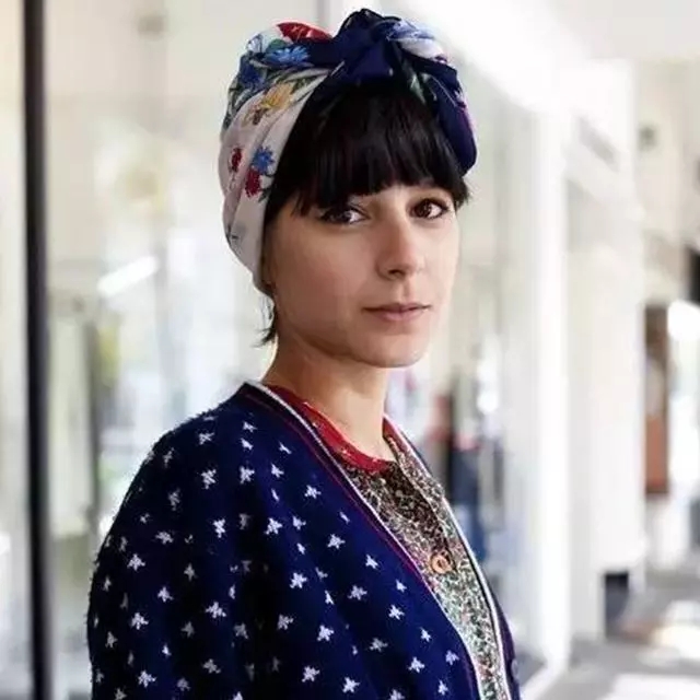 发带这样戴不会掉而且还很好看,发带需要这样戴