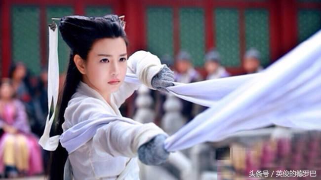 女神也是球迷!陈妍希这张照片萌呆了,顶着足球帽庆祝C罗进3球