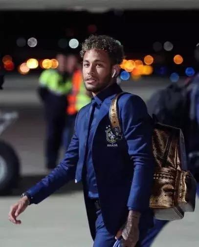 女生伪球迷看世界杯,伪球迷足球女孩