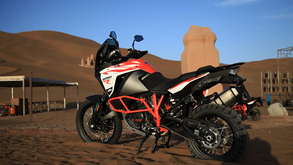 2018款ktm1290s测试,ktm1290advs版22款与23款区别