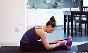 瑜伽拉伸体式练习，纠正膝盖超伸