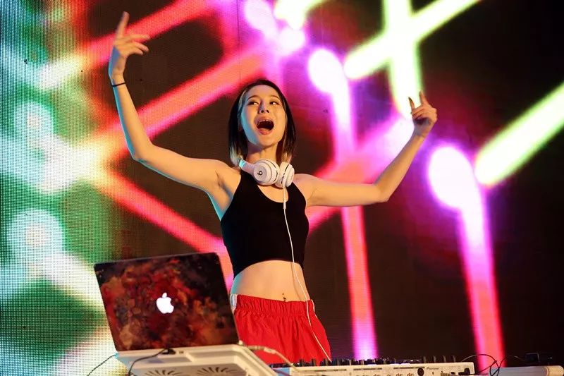 喝啤酒吃烧烤狂欢,喝啤酒吃美食