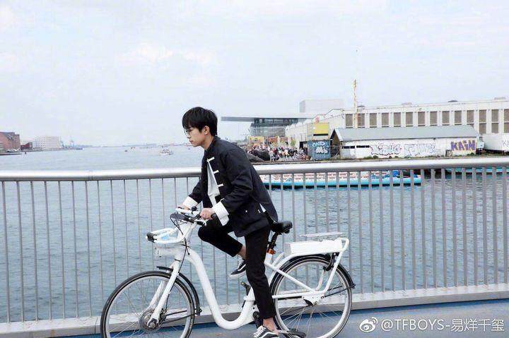 王俊凯王源和易烊千玺骑单车,tfboys王俊凯易烊千玺甩头
