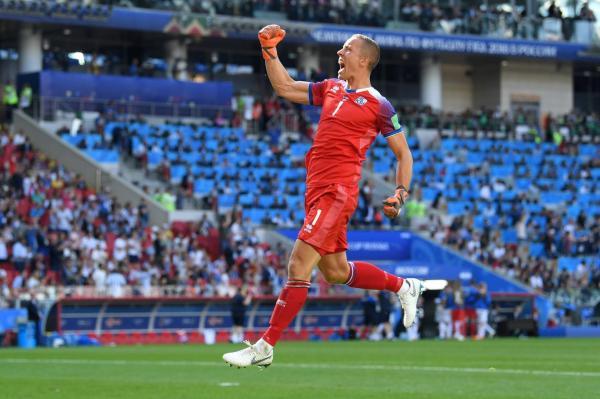 世界杯梅西被撞倒教练,世界杯梅西被铲倒