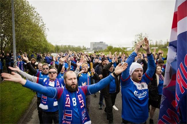 冰岛火山爆发当地人竟还在踢球,冰岛火山爆发人民在踢足球