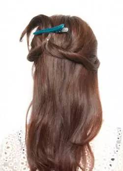 简单易懂又减龄的一款编发造型,侧编刘海编发教程简单又好看