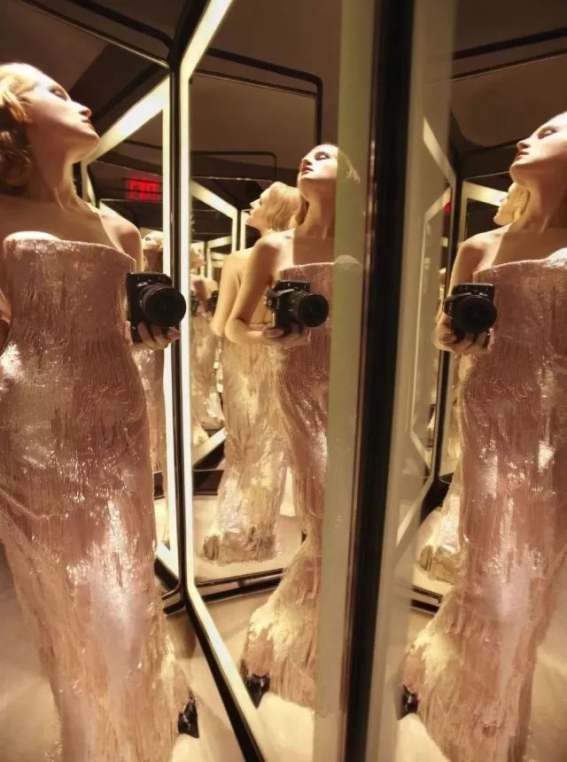 她被香奈儿和阿玛尼“通缉”，只因她在试衣间干的事儿太放肆！