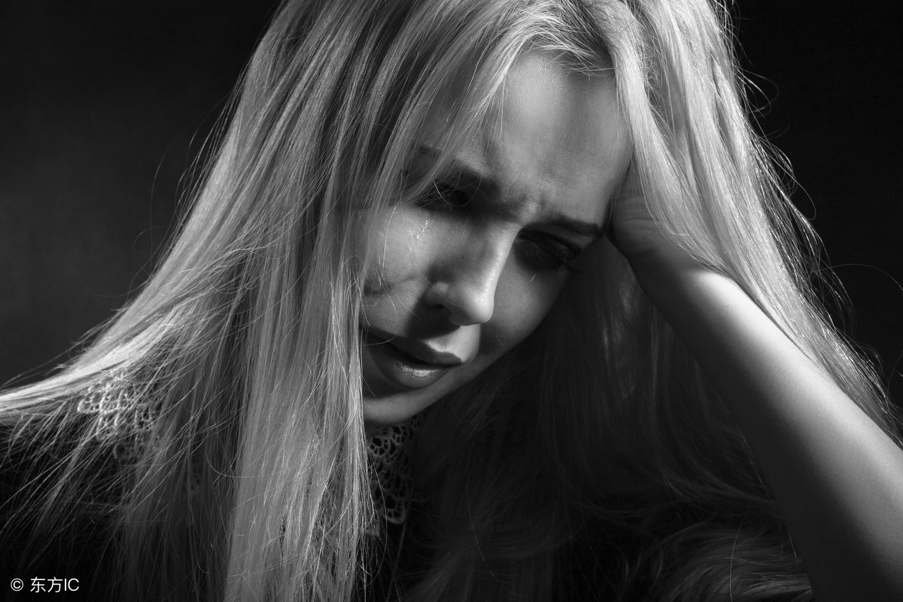 宝宝被自己的影子吓哭，妈妈不要笑，孩子的恐惧你懂得多少？