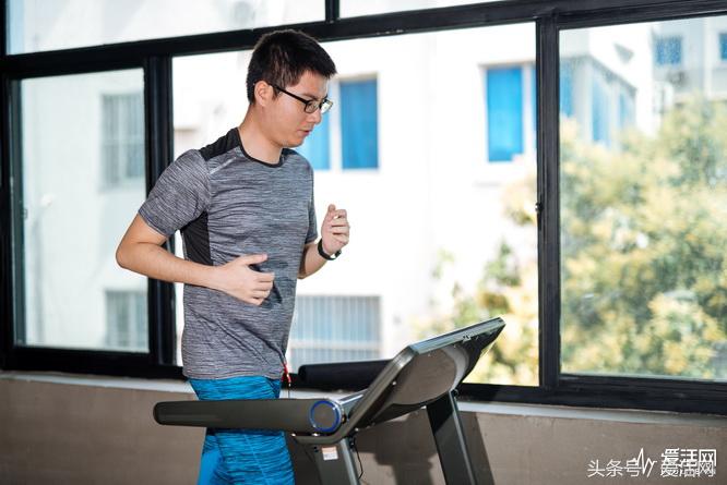 太阳毒辣雾霾猖狂亿健睿致X5跑步机才是室内锻炼好帮手