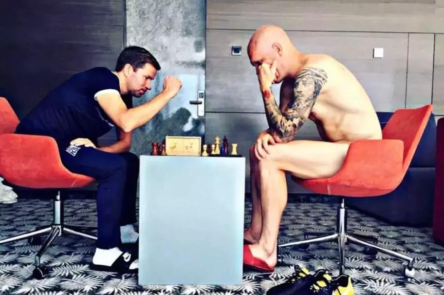 冰岛导演牙医,冰岛球队队长是牙医