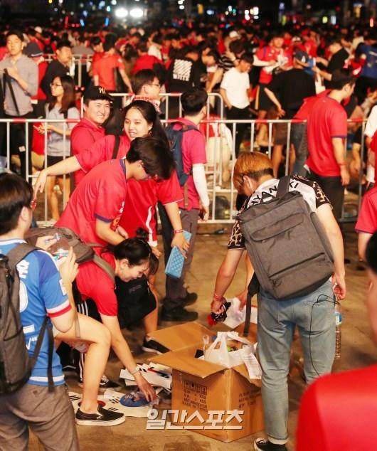 素质高！2.5万韩国球迷齐聚光化门看球输球后捡走垃圾光洁如新