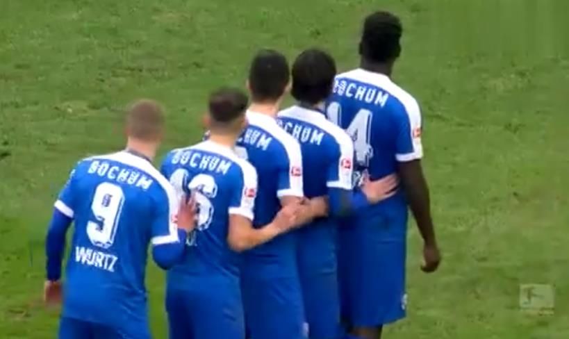 非洲队奇葩角球战术：3队友相互扯球衣！堪比切尔西5人手拉手