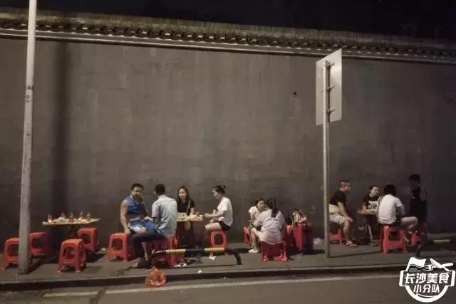 不管有没有世界杯,这家几平方的无名烧烤摊,牛肉串都要预定!