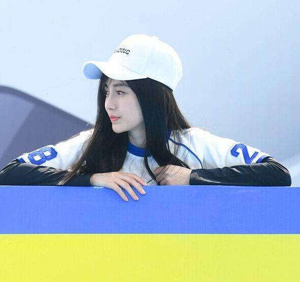 杨幂迪丽热巴黑色衣服,迪丽热巴穿杨幂同款卫衣现身