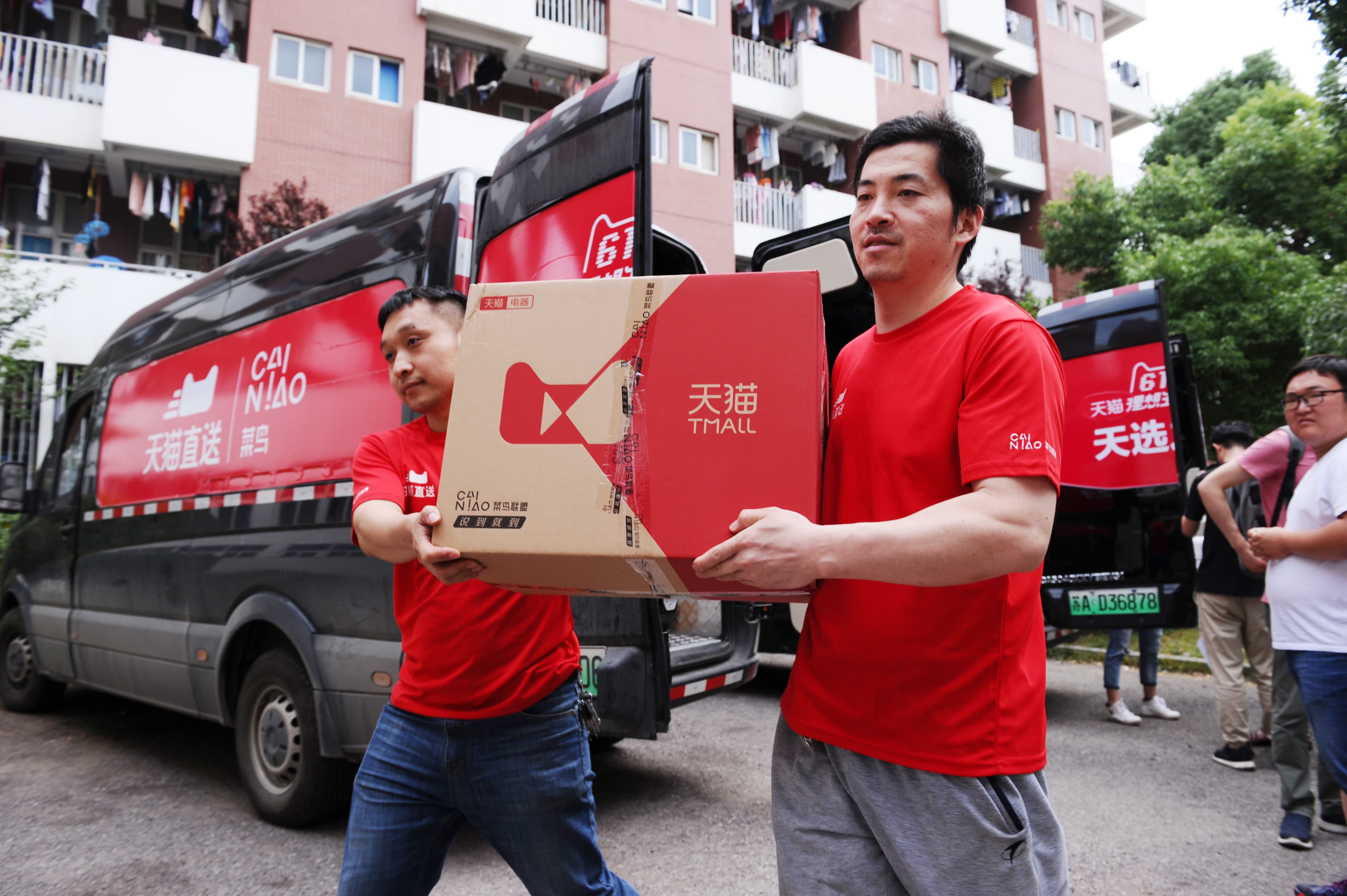 *京大南**二女生收到618个包裹，全是送的