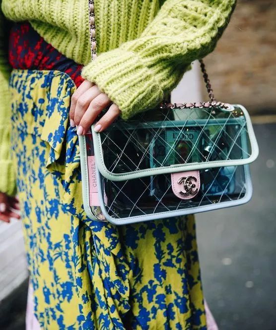 下雨天适合背什么牌子的奢侈品包,下雨天能背的lv包