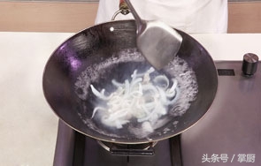超市买的鱿鱼丝干怎么做好吃,怎样炒鱿鱼丝最好吃又嫩