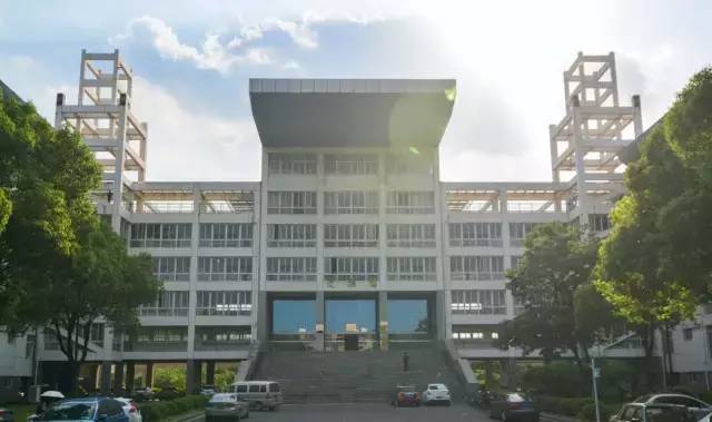 龙王山脚下,南信大去爬龙王山