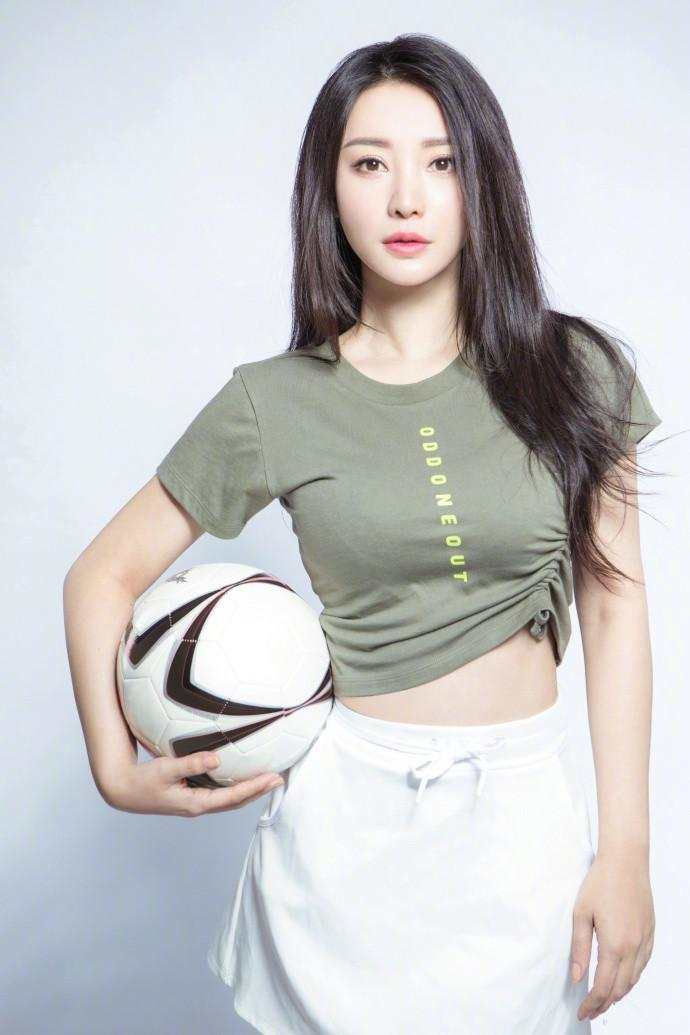 柳岩t恤搭配裙,柳岩穿条纹衣美图