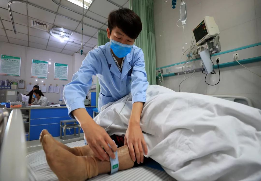 男子意外发现巨型漩涡,男子肚子里出现16厘米酒瓶