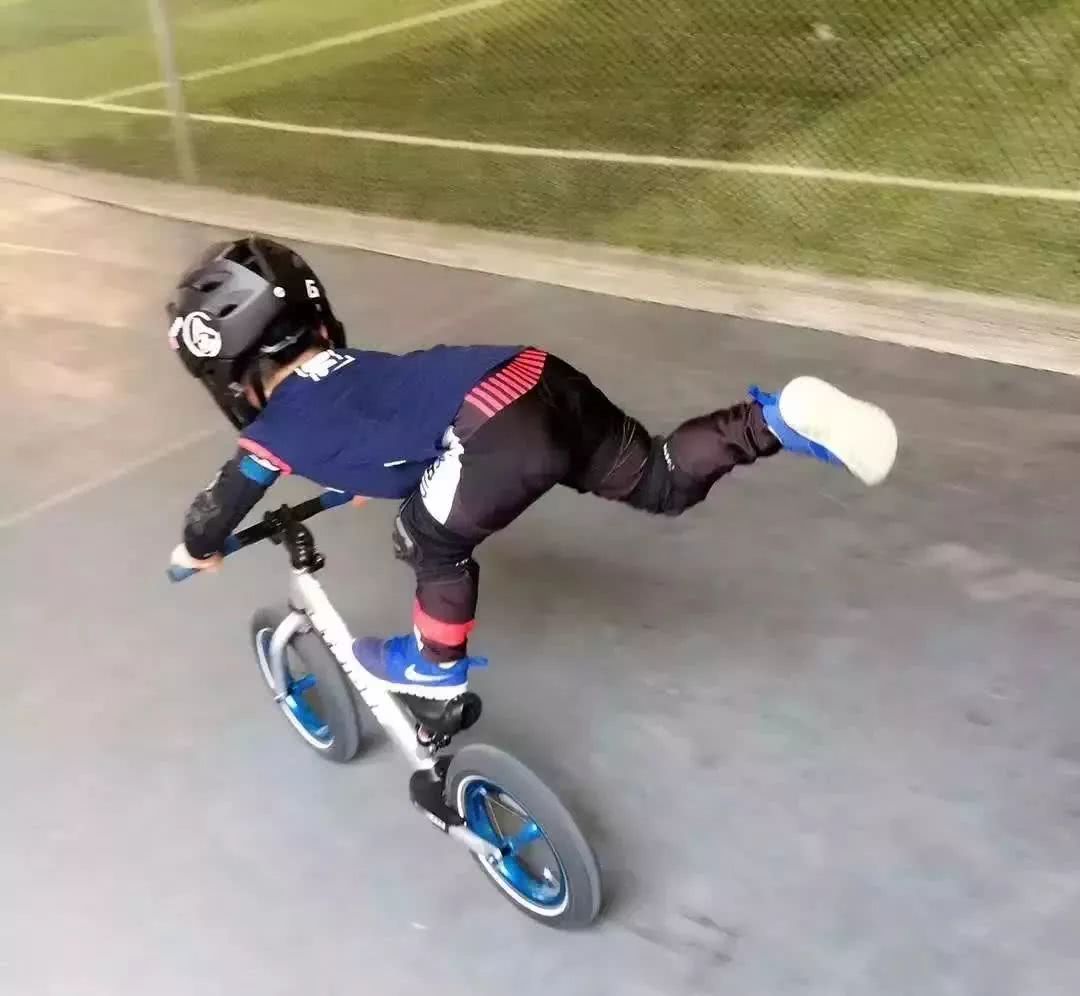 南京3岁萌娃，旋风小子骑平衡车