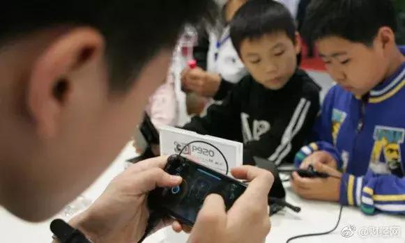 马化腾不挣小学生钱!腾讯:日充钱超500,联系家长