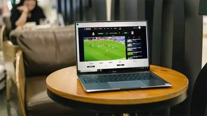 看球时老板夺命Call华为Mate双旗舰“大脚长传”轻松搞定