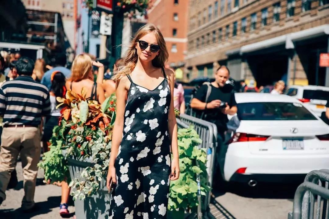 清凉吊带裙穿搭,夏季时尚高级感优雅吊带裙