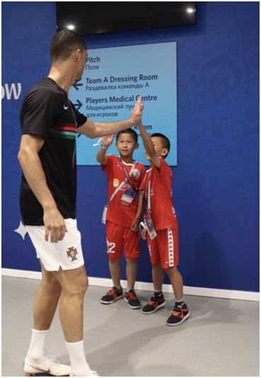 c罗球员通道内与小球童击掌,和c罗击掌能有多激动