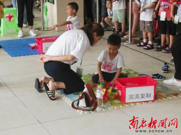 小朋友参加机器人比赛,我市小学生参加全省机器人竞赛