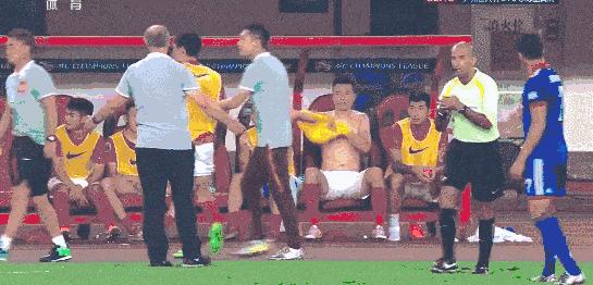 内马尔吃黄牌,内马尔戴面具被罚黄牌